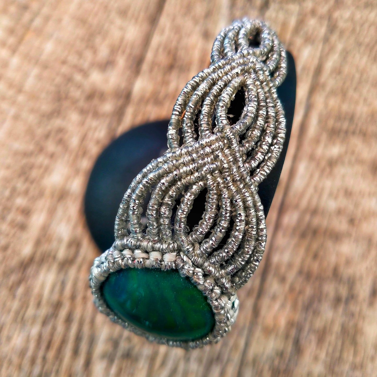 Bracelet "Diane" Macramé Cabochon Vert - Fil Argenté, Fermoir Ajustable