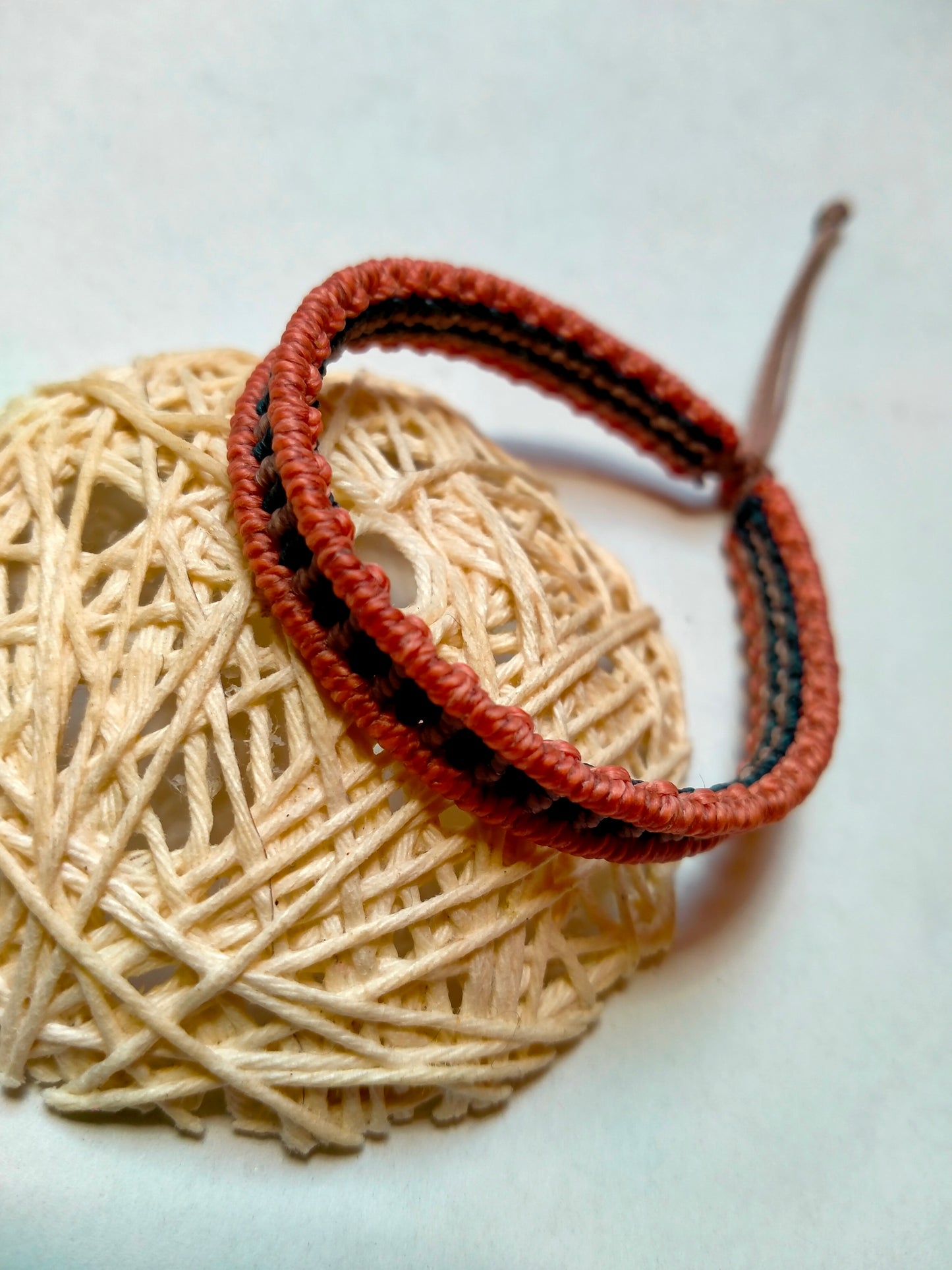 Bracelet "Horizon" - Macramé Bleu Taupe Corail Fermoir Coulissant - Au Gré des Idées