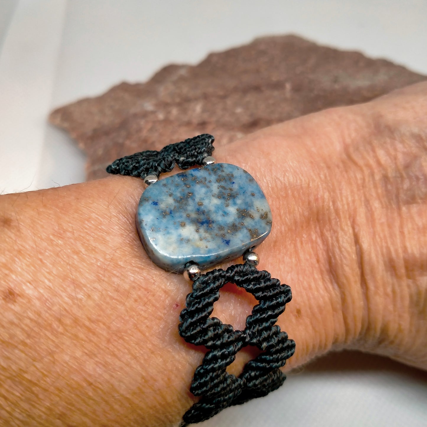 Bracelet "Brume" - Macramé Pierre Naturelle Bleu-Gris Fermoir Coulissant - Au Gré des Idées