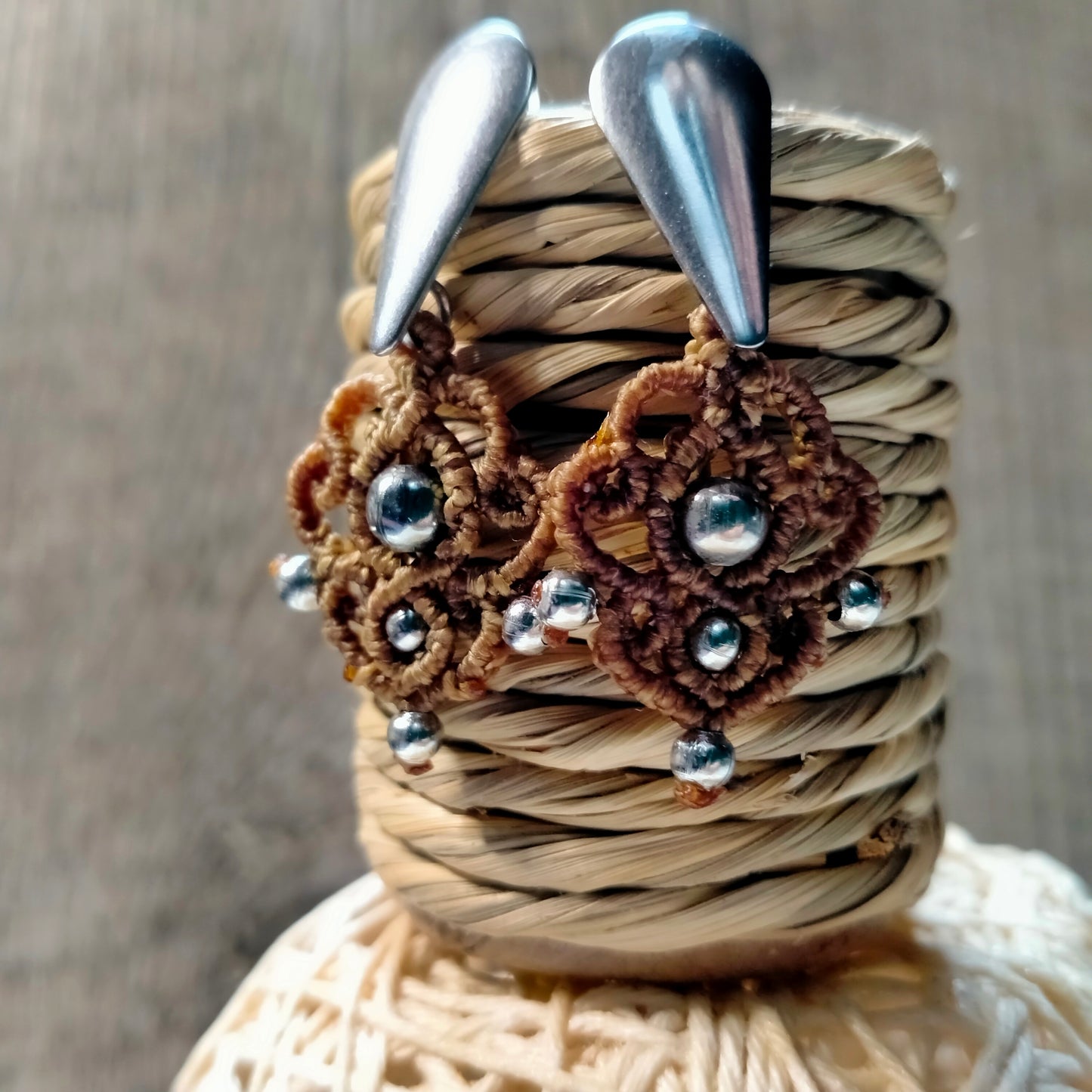 Boucles d'Oreilles "Noisette" - Macramé Sophistiqué Clous Inox - Au Gré des Idées