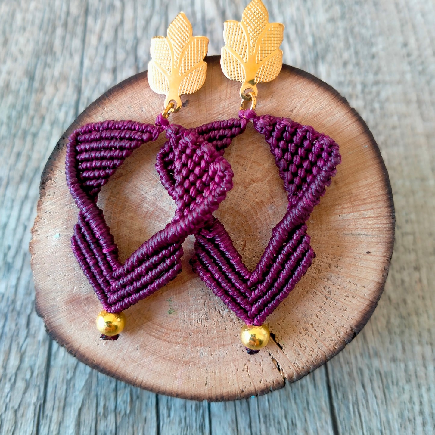 Boucles d'Oreilles "Iris" - Macramé Prune Perles Dorées Clous Dorés - Au Gré des Idées