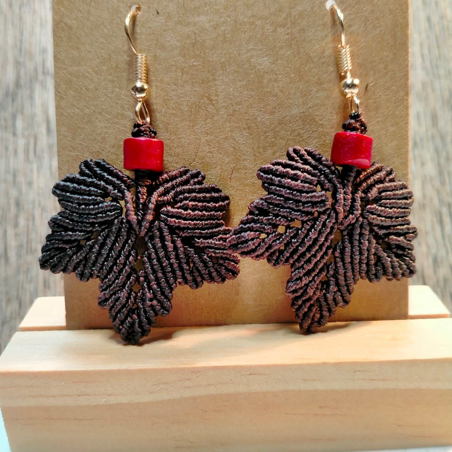 Boucles d'Oreilles "Érable" - Macramé Feuille Perles Bois Crochets Dorés - Au Gré des Idées