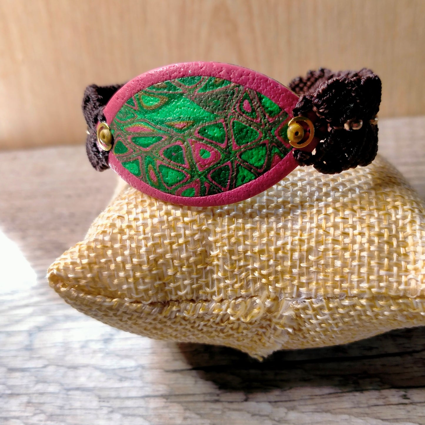 Bracelet "Éclat" - Macramé Fil Chocolat Cabochon Rose Vert