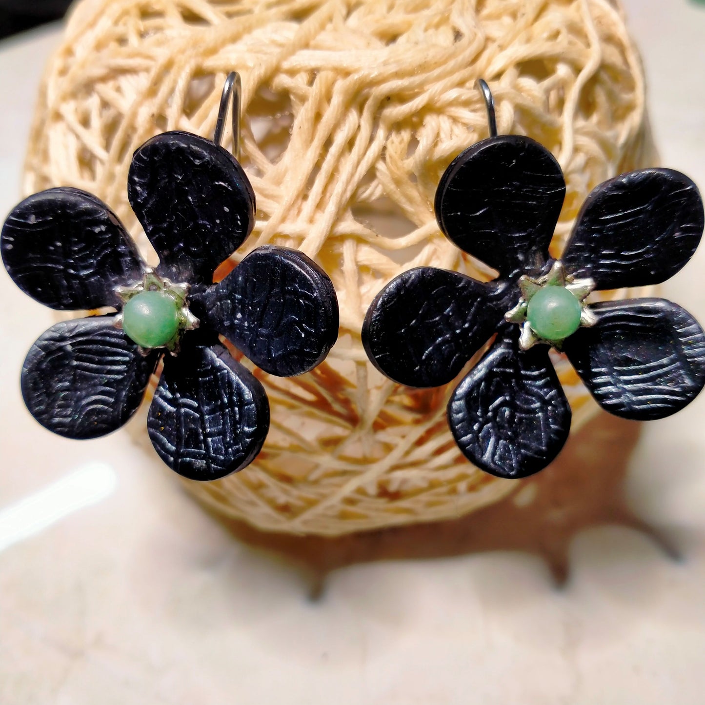 Boucles d'Oreilles "Ombra" - Argile Polymère Fleur Noire Mystérieuse