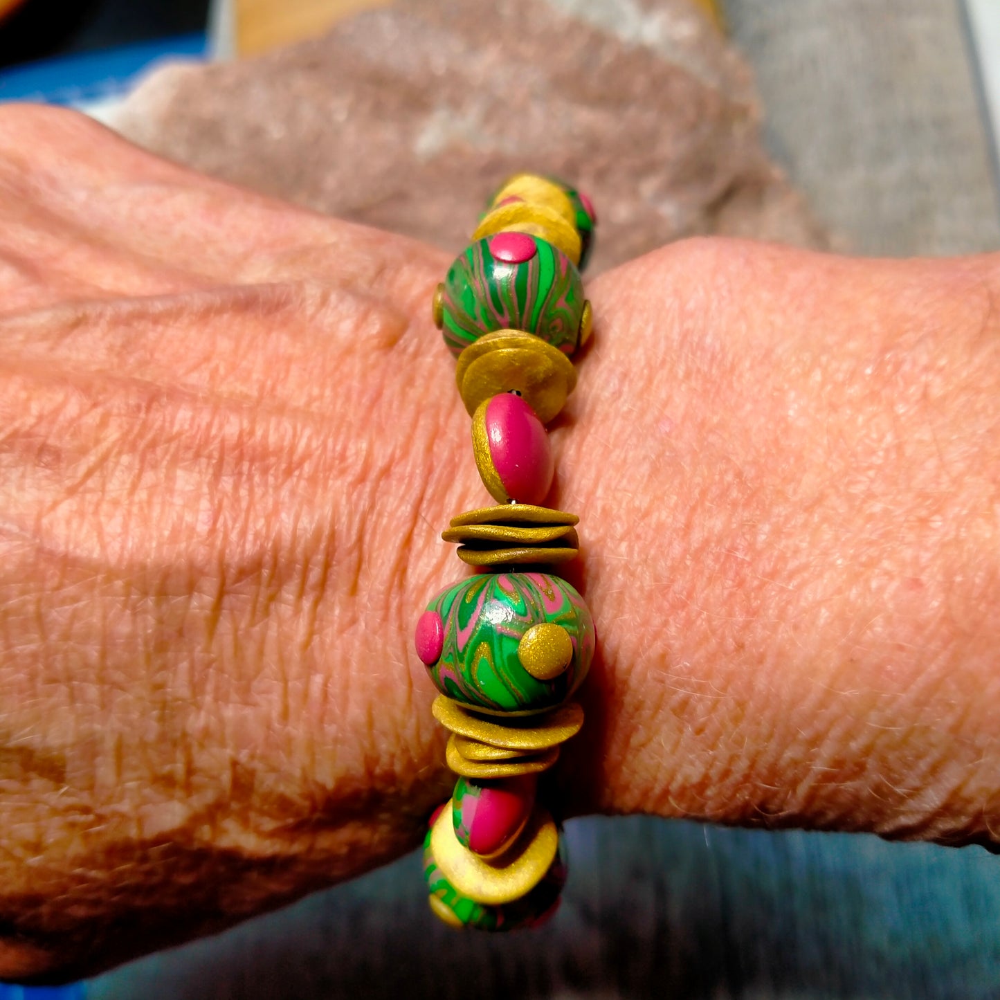 Bracelet "Aurore" - Perles Argile Polymère Rose Vert Or Fermoir Aimanté