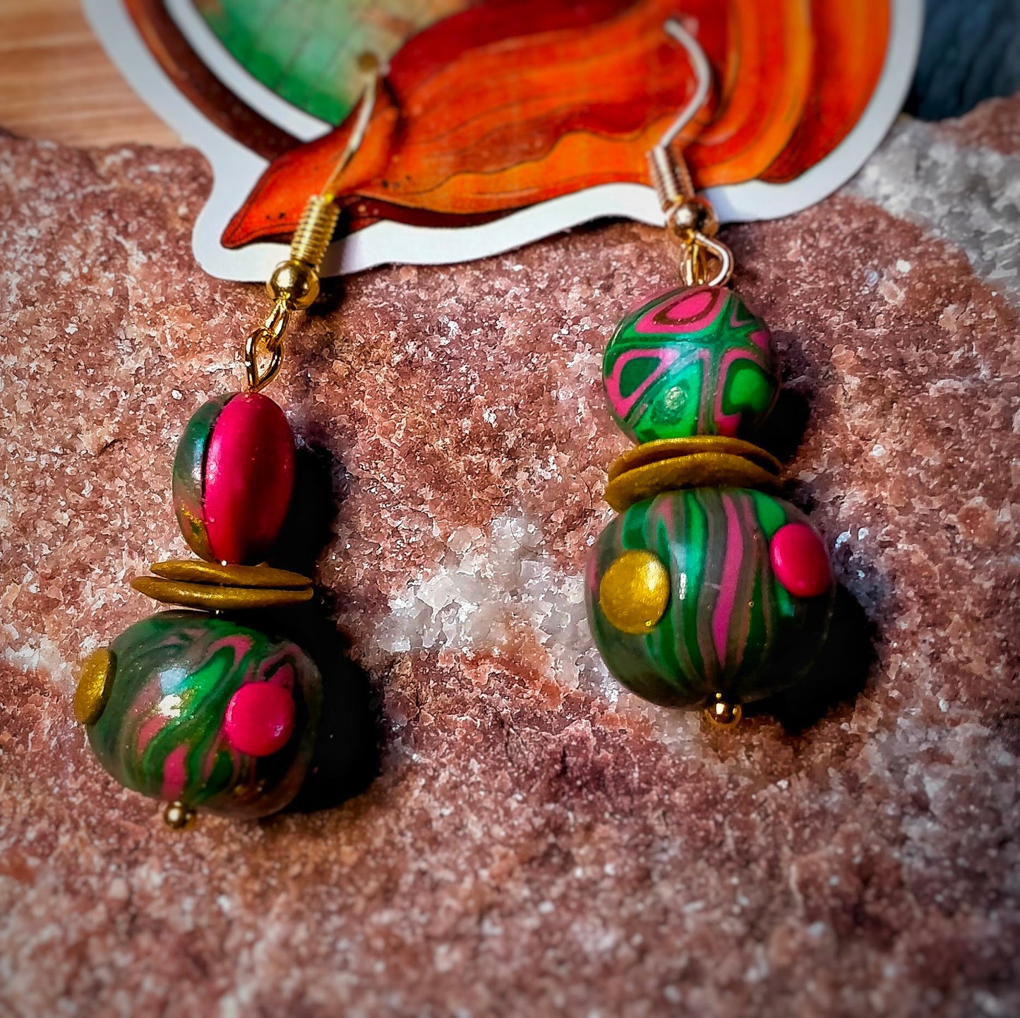 Boucles d'Oreilles "Pétale" - Perles Argile Polymère Rose Vert Or Pendantes - Au Gré des Idées