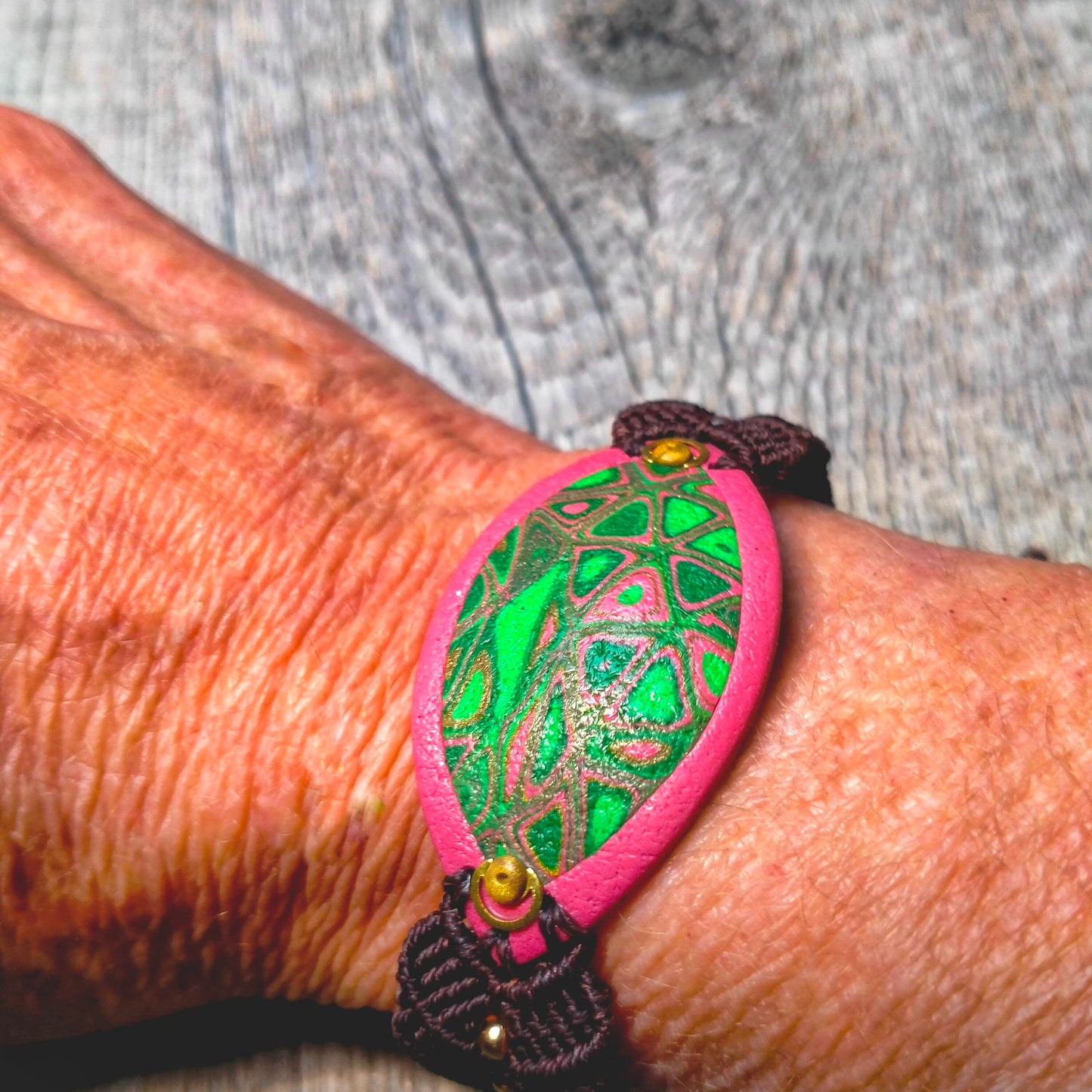 Bracelet "Éclat" - Macramé Fil Chocolat Cabochon Rose Vert