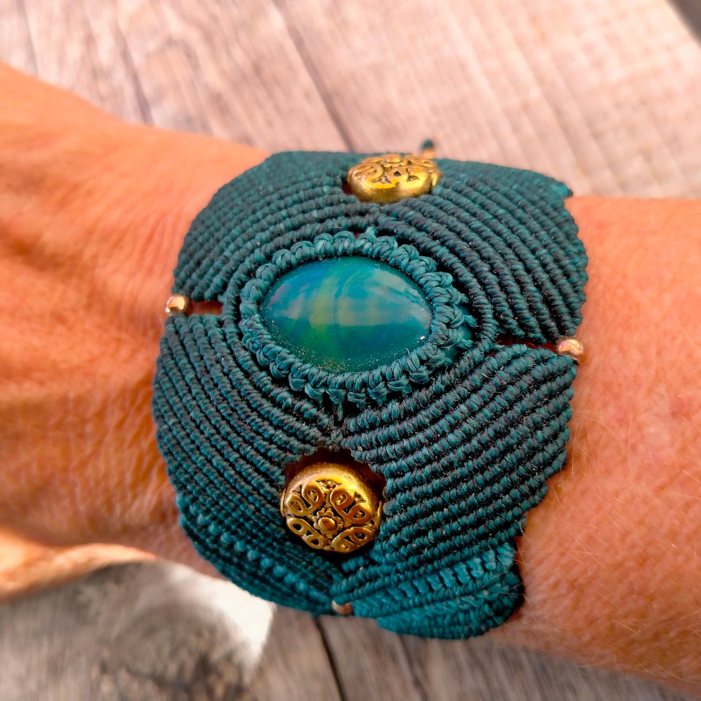 Bracelet "Oasis" - Manchette Macramé Vert Bleu Perles Dorées