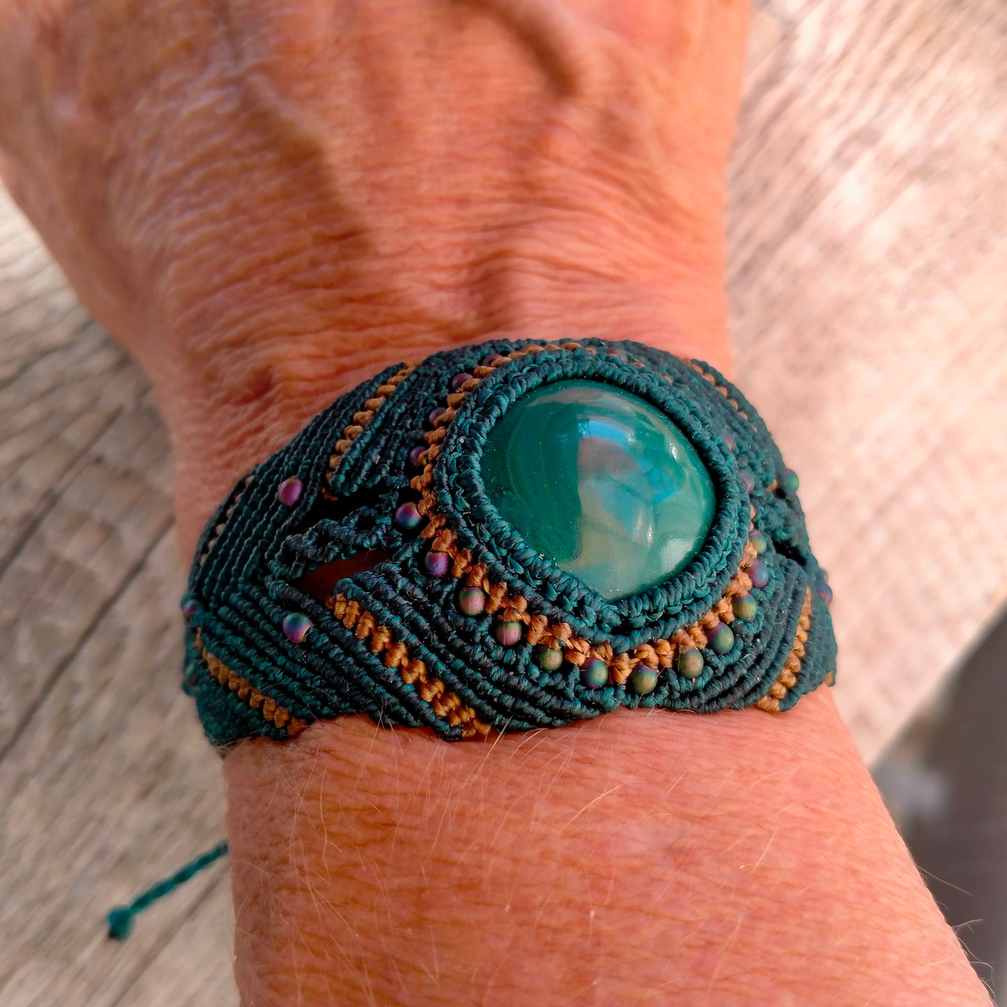 Bracelet "Mirage" - Manchette Macramé Vert Taupe Perles Rocaille - Au Gré des Idées