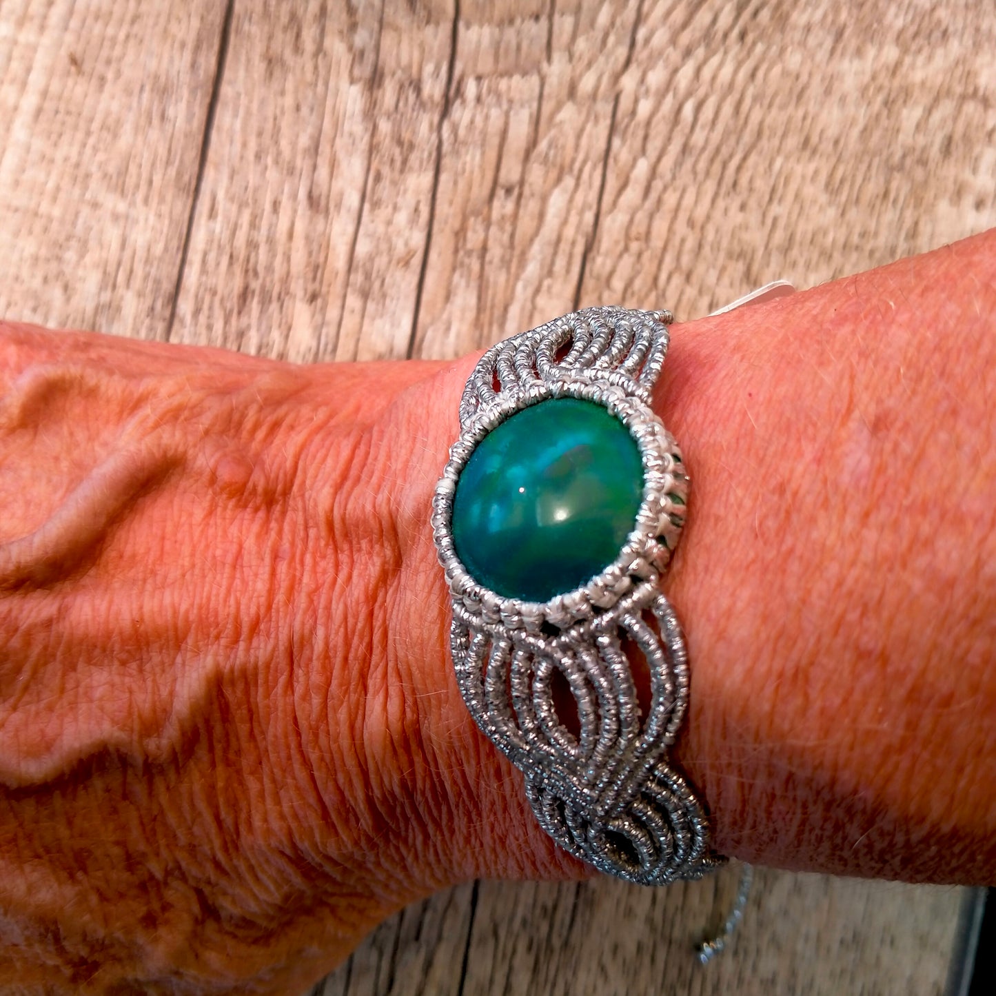 Bracelet "Diane" Macramé Cabochon Vert - Fil Argenté, Fermoir Ajustable
