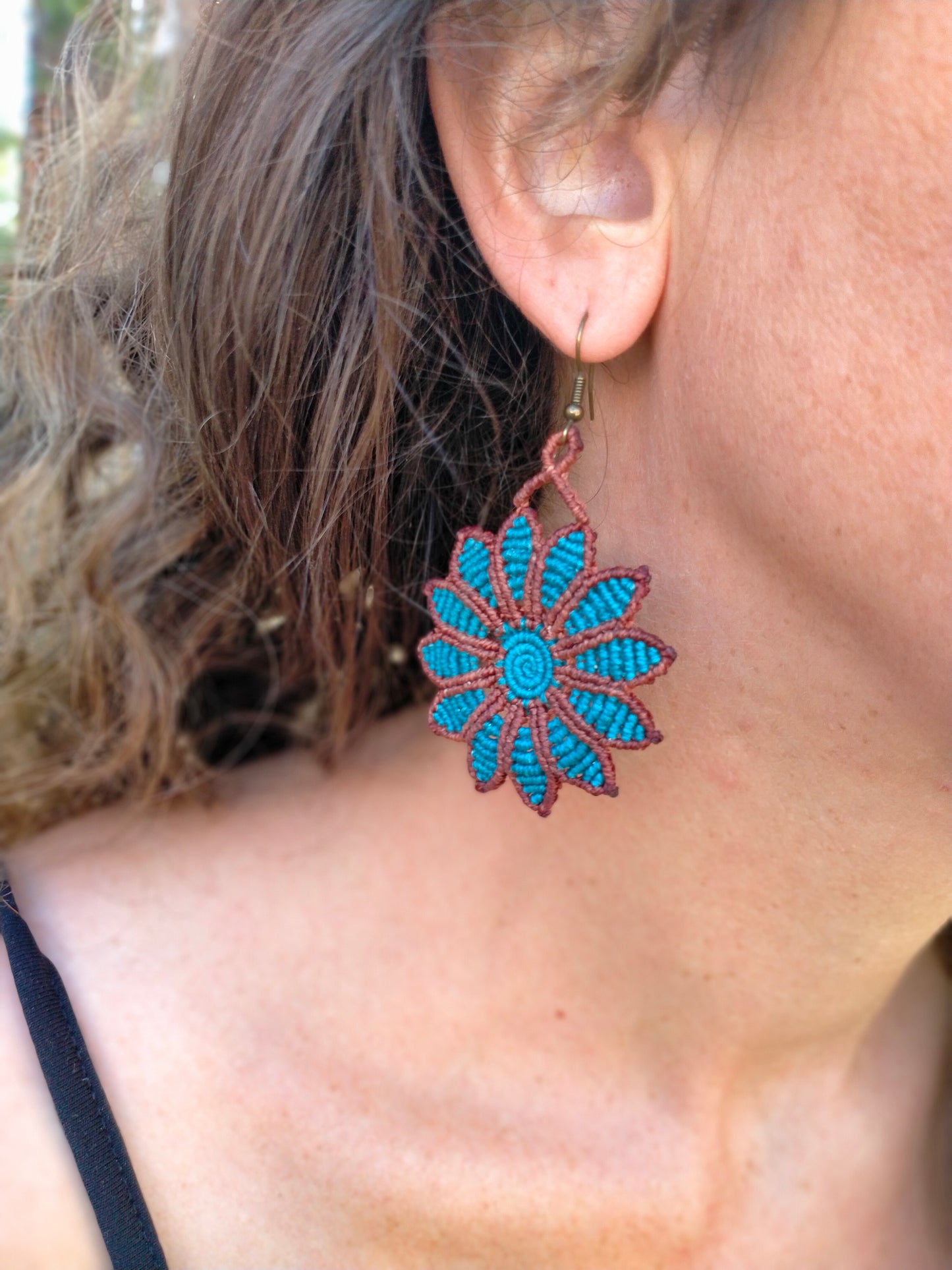 Boucles d'Oreilles "Océane" - Macramé Fleur Bleu Turquoise Châtain Crochets Inox