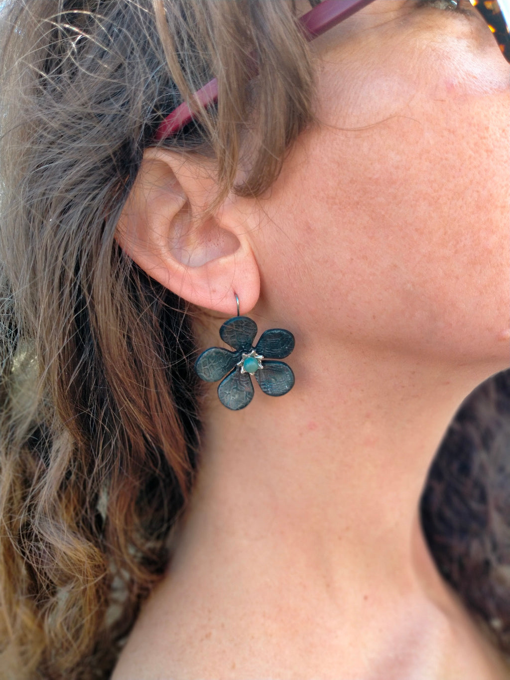 Boucles d'Oreilles "Ombra" - Argile Polymère Fleur Noire Mystérieuse - Au Gré des Idées