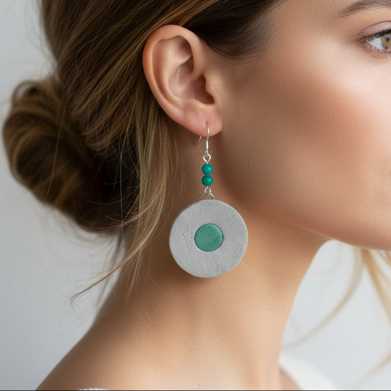 femme portant les boucles d'oreilles "Luna" - argile polymère effet béton
