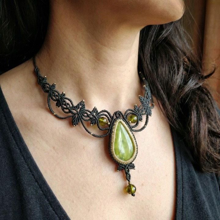 collier-macramé-cabochon vert, fil chocolat