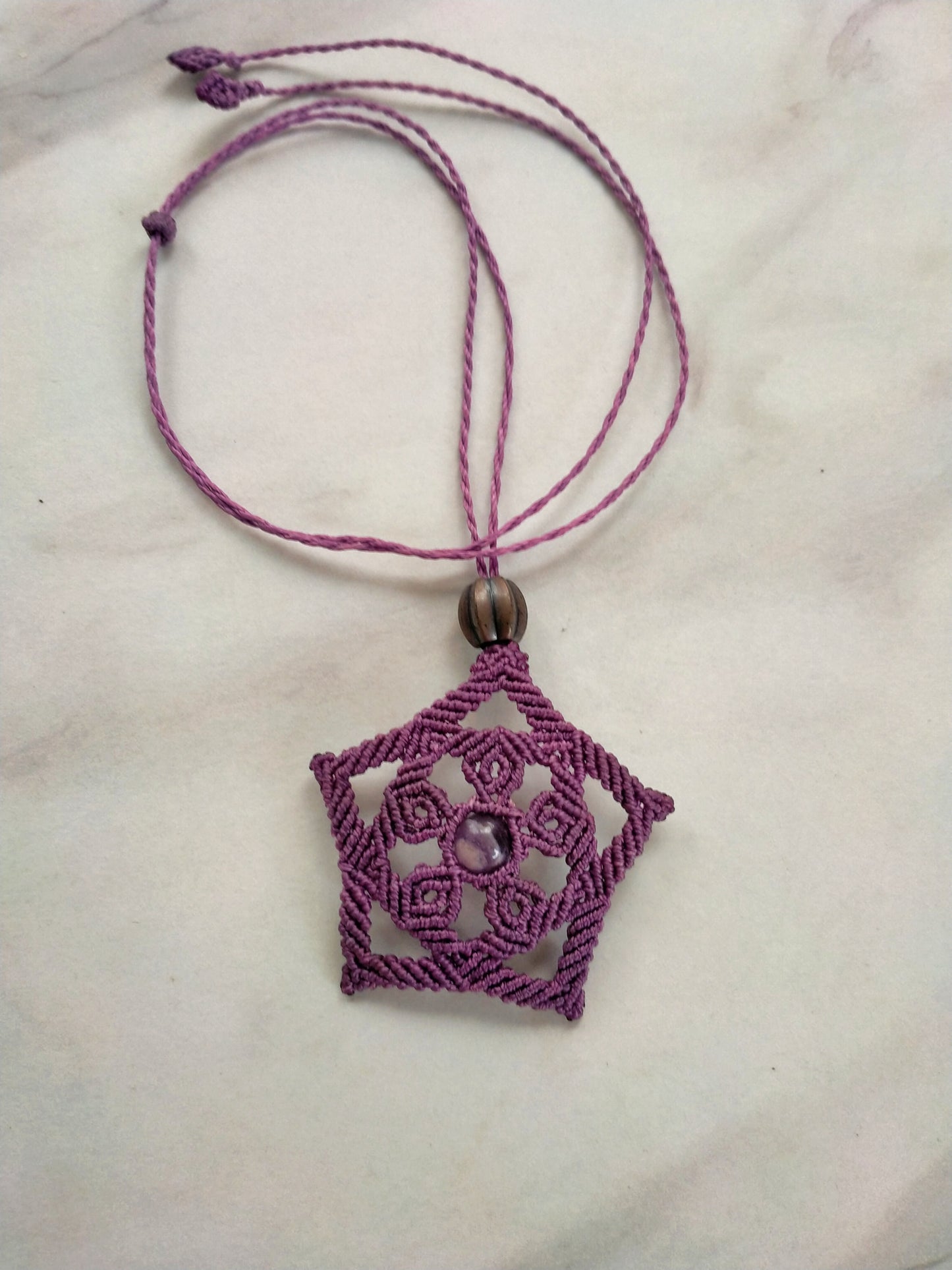 Sautoir Cassiopée en micro-macramé améthyste avec pendentif floral étoilé et perle centrale améthyste, vue de face