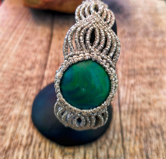 Bracelet "Diane" Macramé Cabochon Vert - Fil Argenté, Fermoir Ajustable