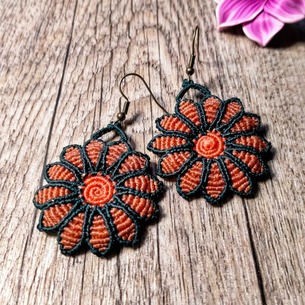 Boucles d'Oreilles "Dahlia" - Macramé Topaze Vert Canard - Au Gré des Idées
