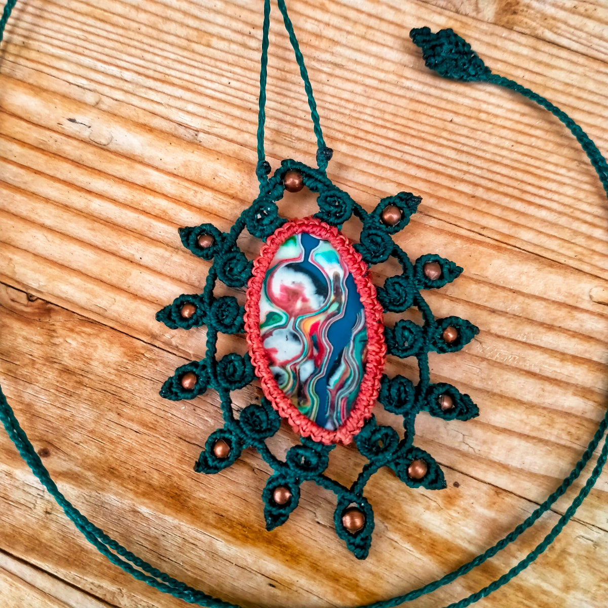 collier macramé vert canard et cannelle, cabochon marbré multicolore en argile polymère