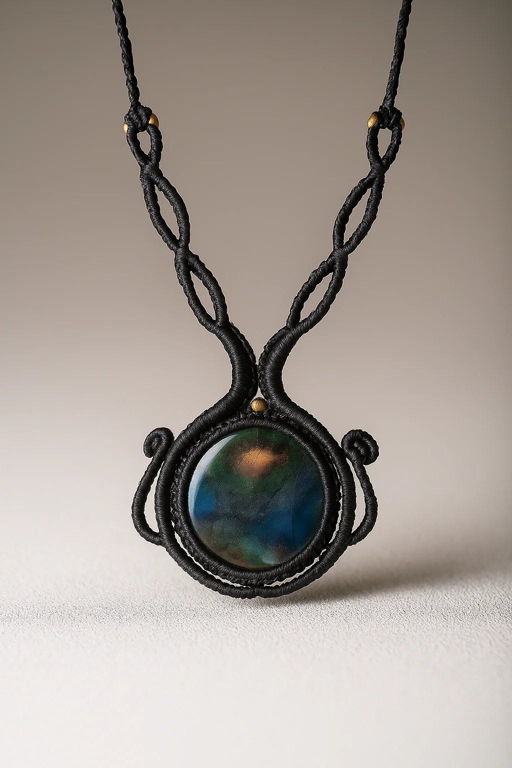 Collier "Mystère" - Macramé Noir Cabochon Labradorite