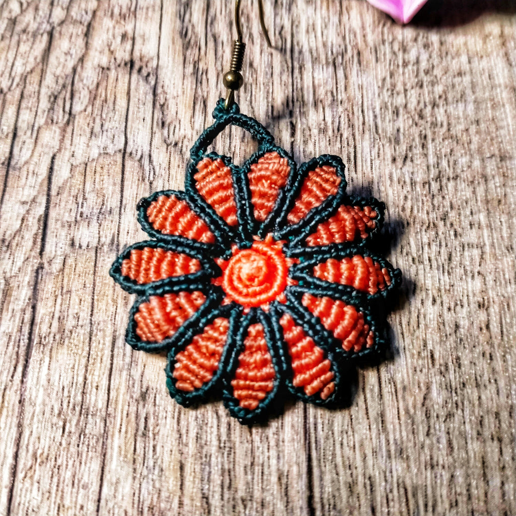 boucle d'oreilles macramé, forme fleur, Couleur topaze et vert canard, crochet en laiton