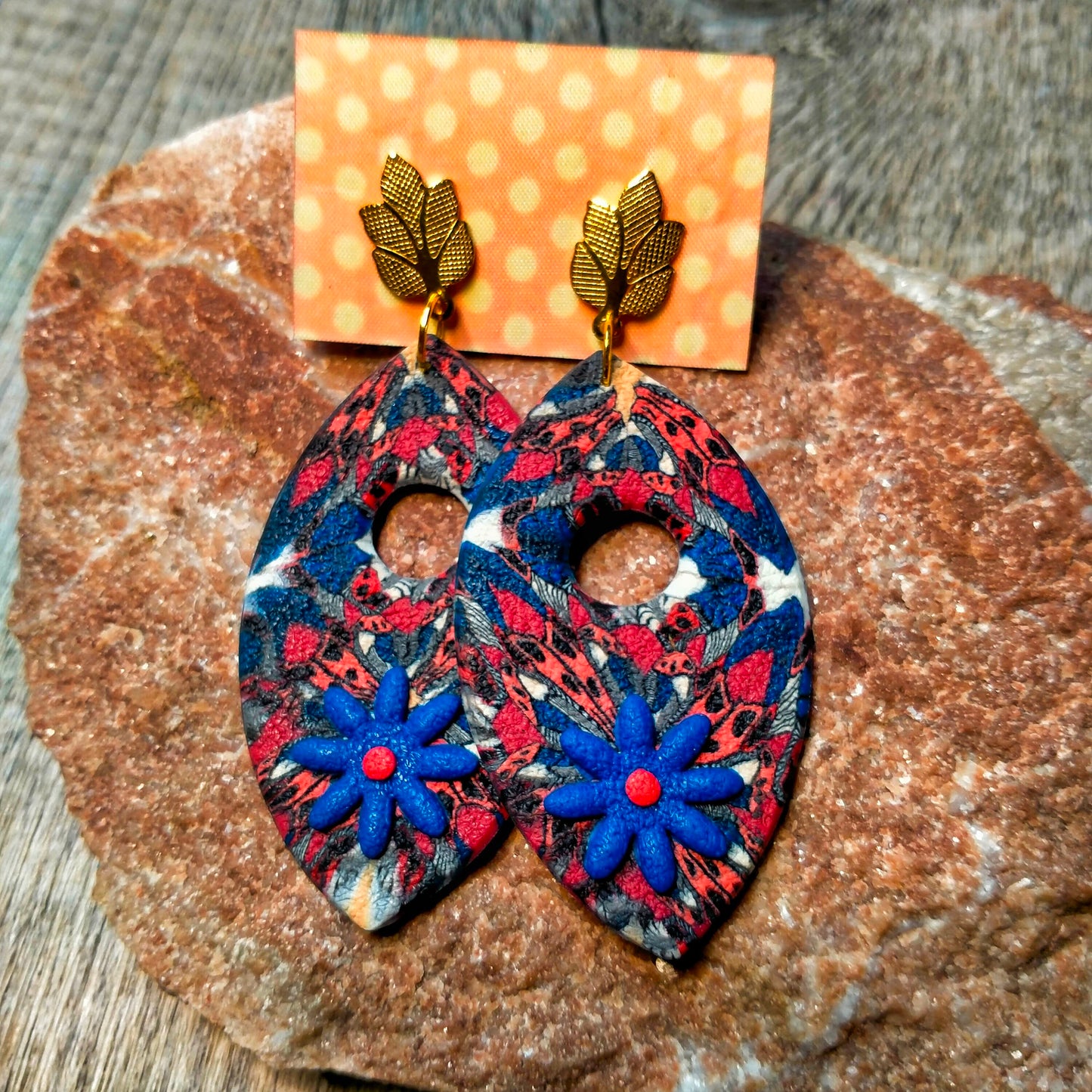 Boucles d'Oreilles "Solara" - Argile Polymère Bleu Rouge Noir Blanc Clous Dorés
