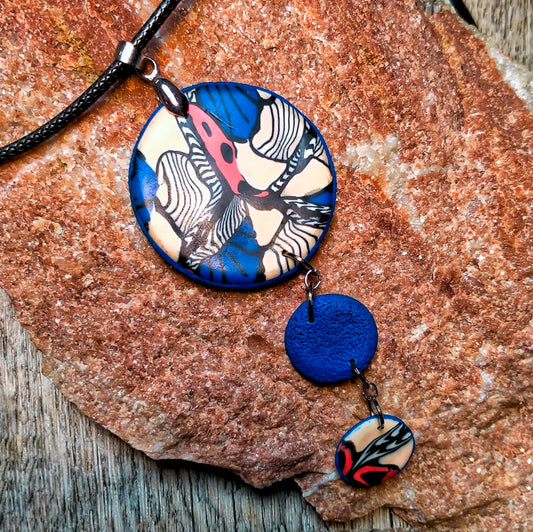 Collier "Amara" - Pendentif Argile Polymère Bleu Beige Rouge Noir Inspiration Africaine