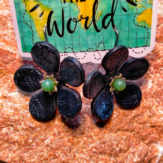 Boucles d'Oreilles "Ombra" - Argile Polymère Fleur Noire Mystérieuse
