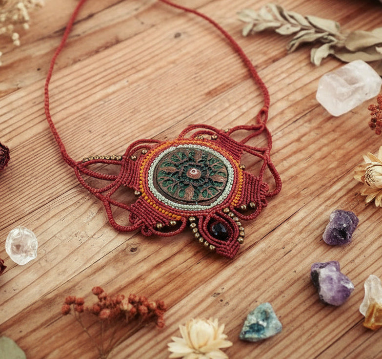 collier plastron macramé