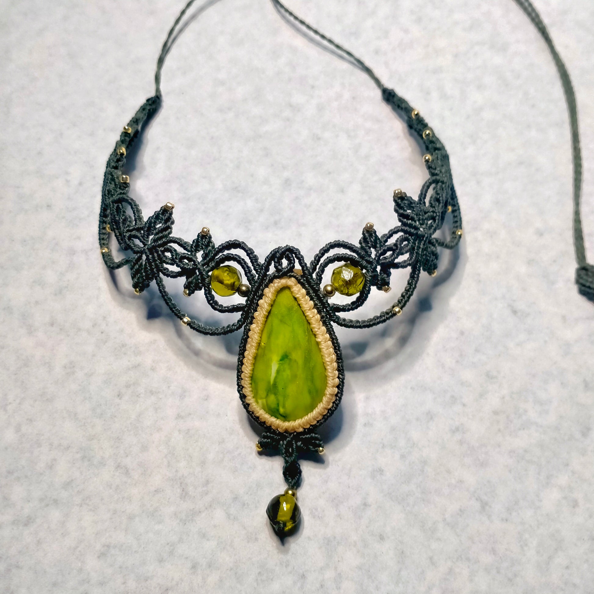 Collier micro-macramé vert Viridis bijou artisanal fait main