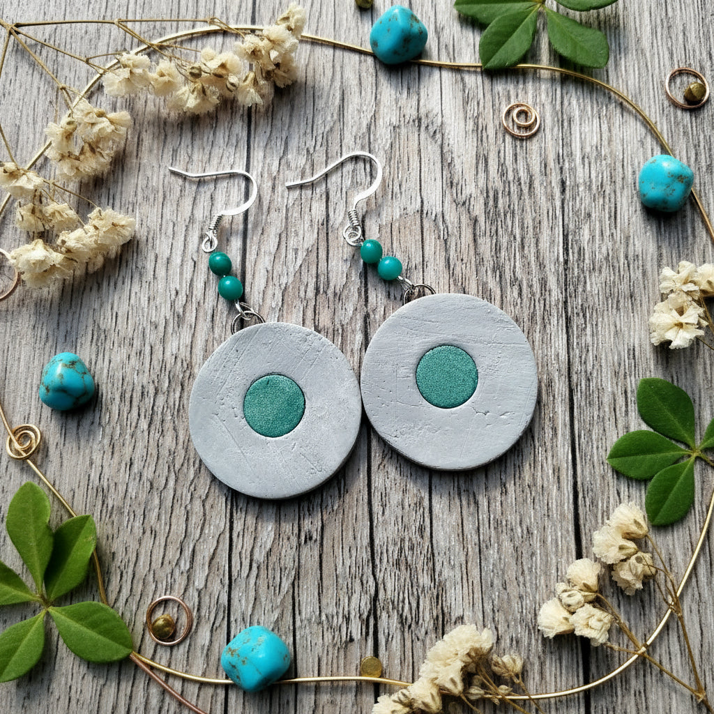 boucles d'oreilles "Luna" - Argile polymère effet béton. cabochon central couleur vert émeraude, perles vertes en argile polymère