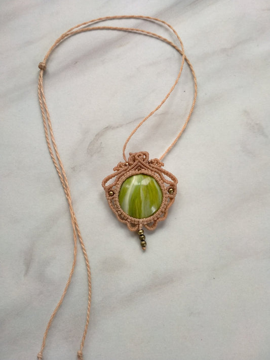 Sautoir artisanal Phoebe en micro-macramé beige doré avec cabochon marbré vert fait main.